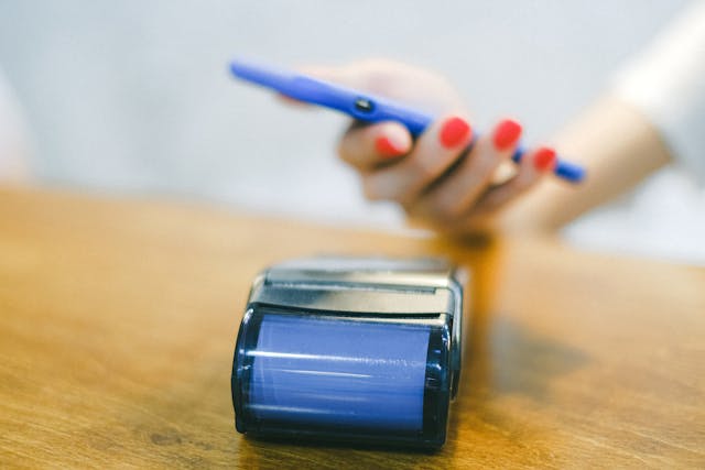 NFC – co to jest i jak używać technologii zbliżeniowej?