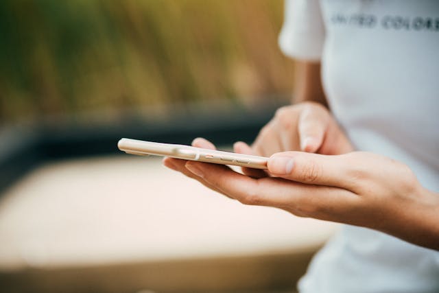 Pierwszy telefon komórkowy – kiedy powstał i jak wyglądał?