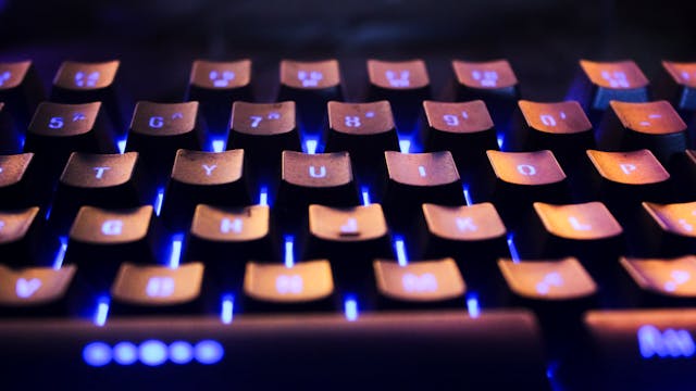 Cicha klawiatura gamingowa – jak wybrać model do grania bez głośnego stukotu?