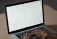 Biały ekran w laptopie — co może być przyczyną problemu?