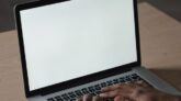 Biały ekran w laptopie — co może być przyczyną problemu?