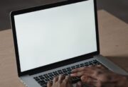 Biały ekran w laptopie — co może być przyczyną problemu?