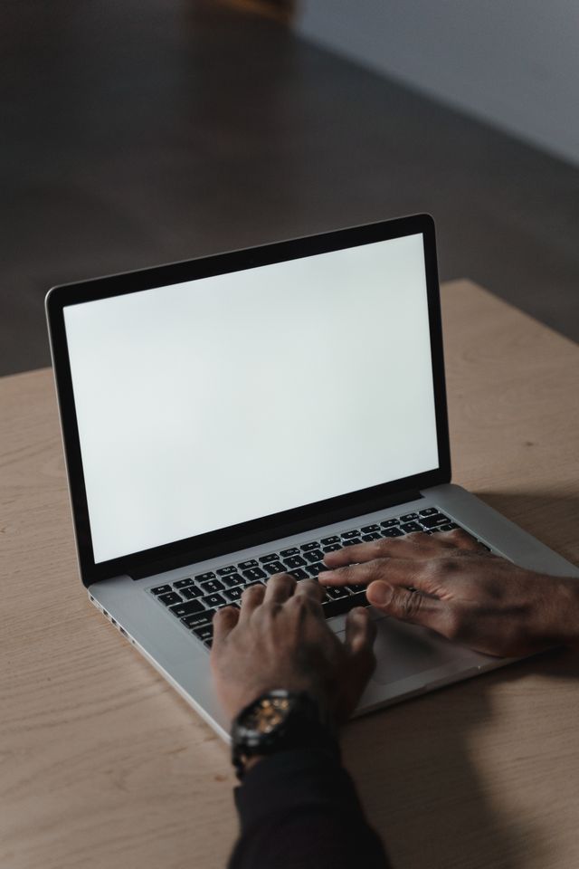 Biały ekran w laptopie — co może być przyczyną problemu?