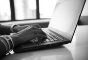 Jak włączyć klawiaturę w laptopie? Co zrobić, gdy nie działa?