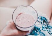 Przepisy na smoothie z blendera — 5 pomysłów na zdrowe koktajle